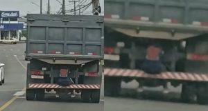 Homem é flagrado agarrado a caminhão em movimento em SC