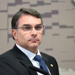 Flávio Bolsonaro muda de ideia e irá ao debate presidencial