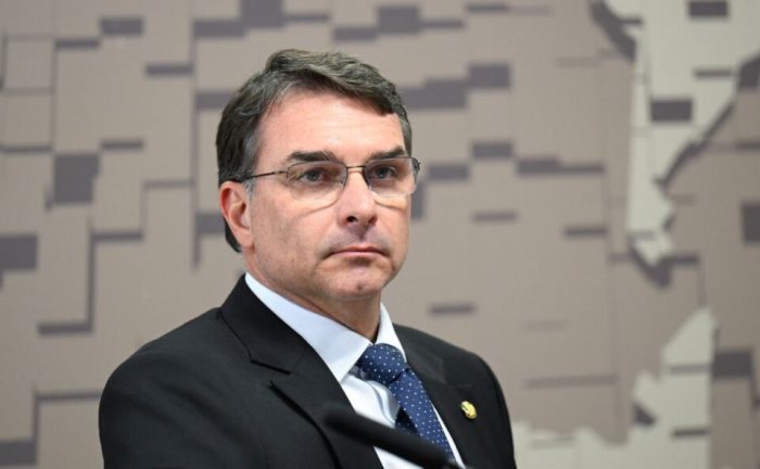 Flávio Bolsonaro muda de ideia e irá ao debate presidencial