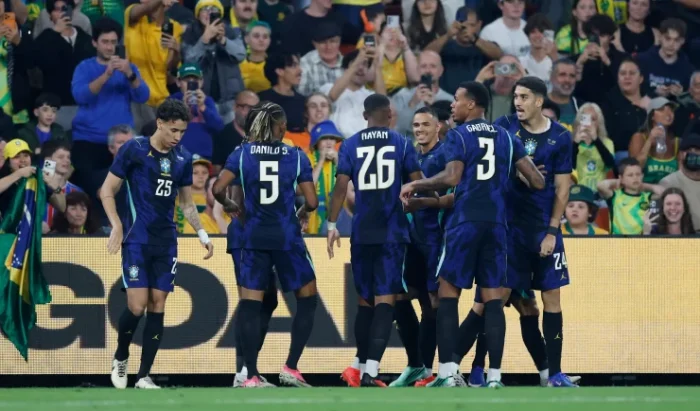 Brasil leva virada da Austrália, mas reage e garante vitória por 4 a 2