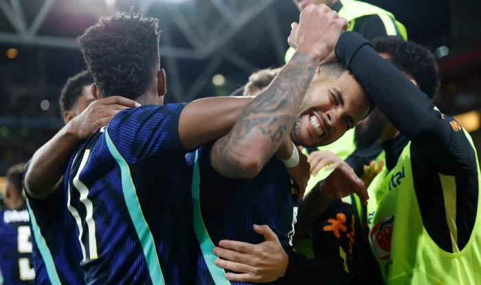 Brasil leva virada da Austrália, mas reage e garante vitória por 4 a 2