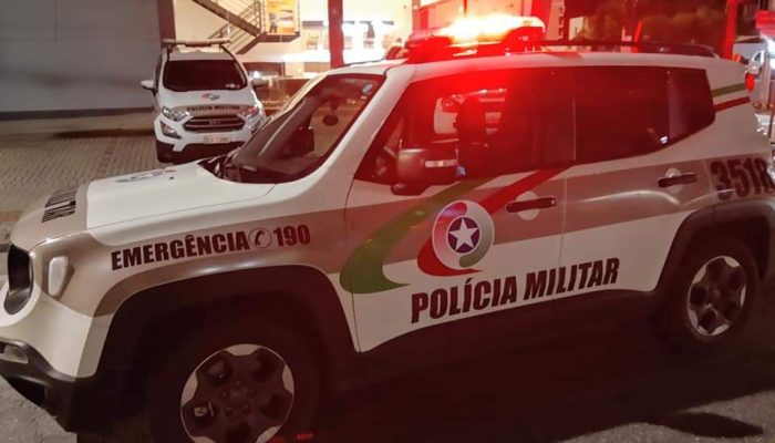 Homem é preso após esfaquear companheira três vezes durante discussão