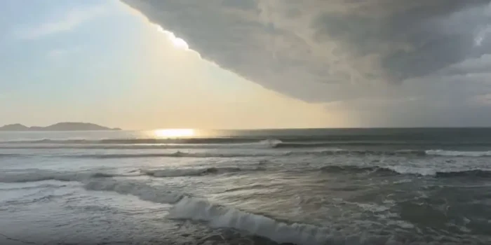 Nuvem em forma de onda chama atenção no céu de Florianópolis