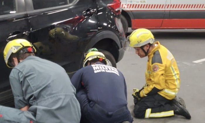 Homem fica preso sob carro ao ser atropelado em estacionamento