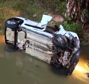 Carro cai em riacho com família dentro e motorista foge do local