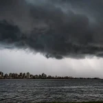 Domingo começa com chuva e pode terminar sob temporais em SC