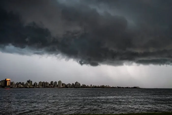 Domingo começa com chuva e pode terminar sob temporais em SC