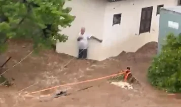 Vídeo mostra idoso sendo resgatado de enchente em SC