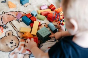 Creche deverá pagar indenização após bebê sofrer fratura óssea
