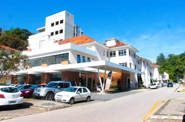 Armado com faca, paciente psiquiátrico ameaça equipe médica de hospital