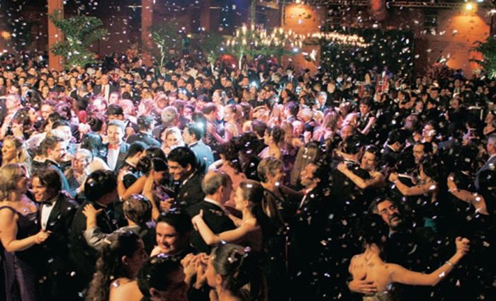 Jovem ganha R$ 6 mil após ‘I Kissed a Girl’ não tocar em formatura