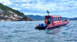 Colisão entre embarcações deixa homem ferido na Lagoa da Conceição