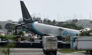 Avião de carga da Amazon sai da pista e deixa cinco mortos