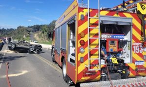 Capotamento na BR-282 deixa quatro pessoas feridas