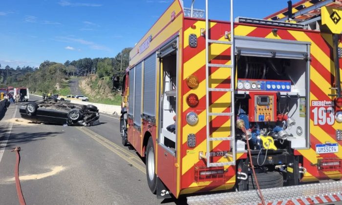 Capotamento na BR-282 deixa quatro pessoas feridas