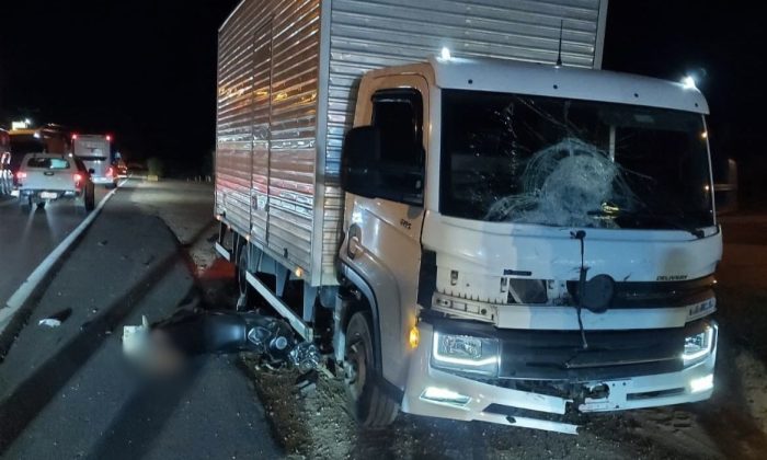 Motociclista morre em colisão contra caminhão na BR-470