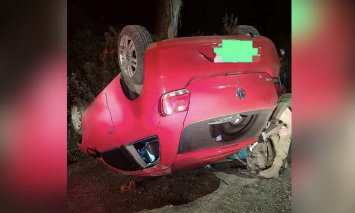 Capotamento deixa dois jovens feridos em Lages