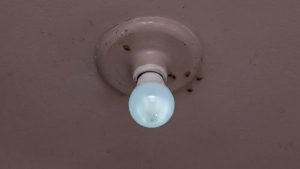 Lâmpada LED fica acesa mesmo desligada? Entenda o motivo