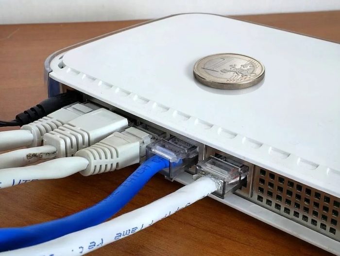 Moeda em cima do roteador melhora o Wi-Fi? Entenda o que realmente acontece