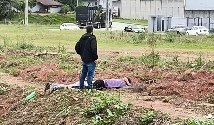 Adolescente procurado por tráfico tenta escapar pela janela, mas acaba apreendido