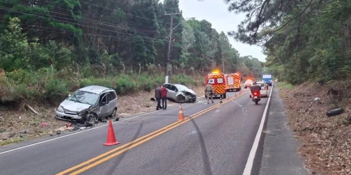 Colisão frontal leva dois motoristas ao hospital em Florianópolis