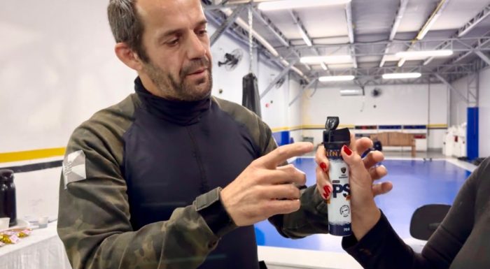 Vítimas de violência recebem spray de pimenta para reforçar proteção