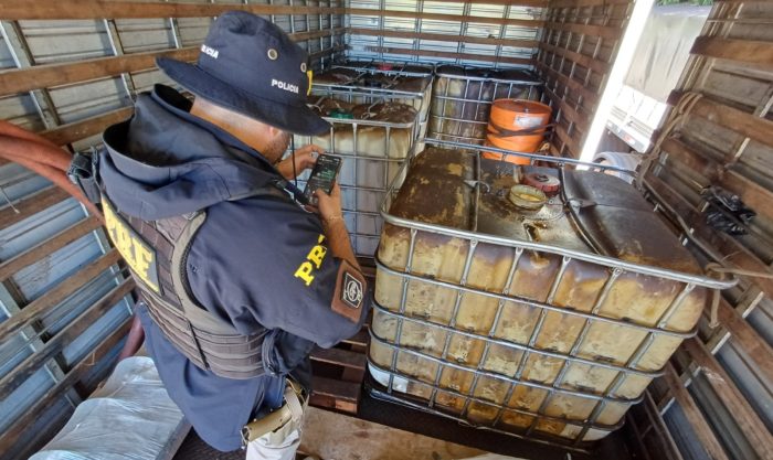PRF encontra 4 mil litros de biodiesel em carga irregular e com vazamentos