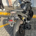 Adolescente foge de moto, joga pedra na PM e é apreendido após queda