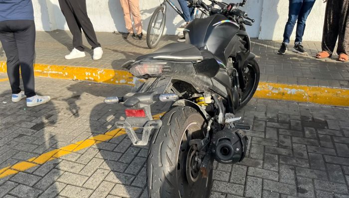 Adolescente foge de moto, joga pedra na PM e é apreendido após queda