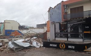 Vídeo: prédio desaba durante temporal com ventos fortes no RS