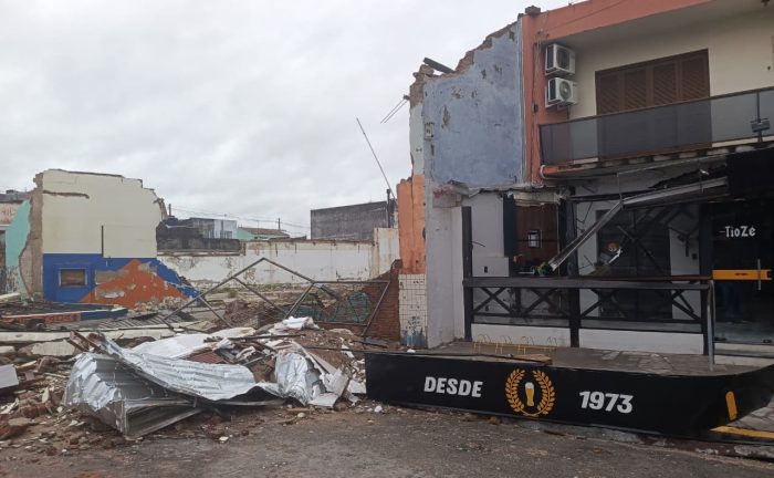 Vídeo: prédio desaba durante temporal com ventos fortes no RS