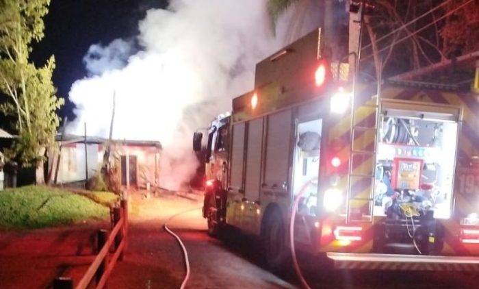 Incêndio atinge depósito de pesque e pague durante a madrugada