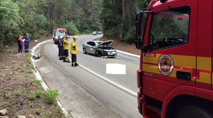Colisão entre carro e moto deixa um morto na BR-282, em Águas Mornas
