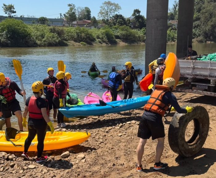 Ação de limpeza retira cerca de 700 quilos de resíduos do rio