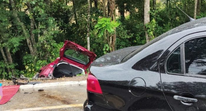 Homem morre e dois adolescentes ficam feridos em acidente na BR-282