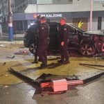 Vídeo: carro invade praça e atinge poste; motorista é autuada por embriaguez