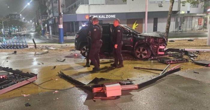 Vídeo: carro invade praça e atinge poste; motorista é autuada por embriaguez