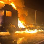 Caminhão pega fogo na BR-101 e tanques explodem durante combate em SC