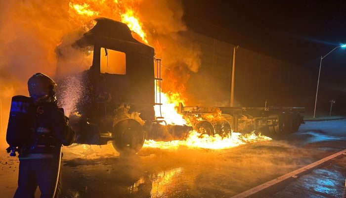 Caminhão pega fogo na BR-101 e tanques explodem durante combate em SC