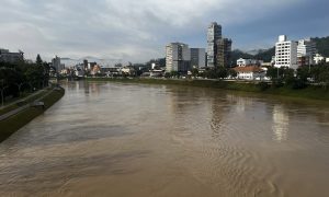Rio Itajaí-Açu estabiliza e Blumenau descarta risco de enchente
