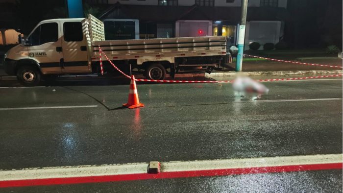 Motociclista morre ao bater em caminhão parado em SC