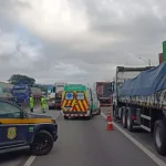Motociclista morre após cair na BR-101 e ser atingido por caminhão