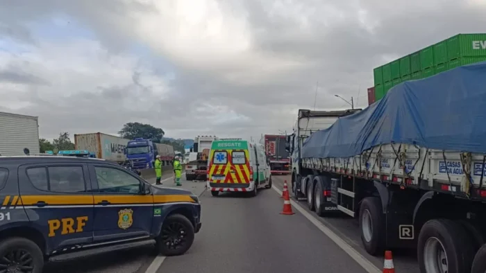 Motociclista morre após cair na BR-101 e ser atingido por caminhão