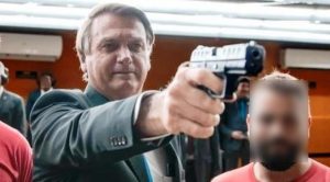 Moraes ordena destruição das armas pessoais de Jair Bolsonaro