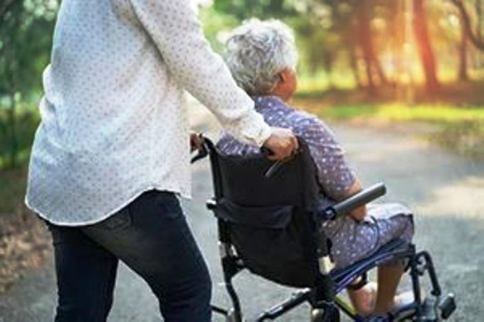 Justiça determina que filhos dividam cuidados de mãe idosa em SC