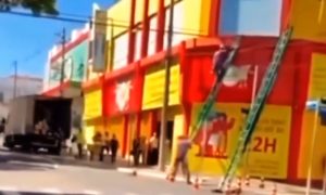 Vídeo: operário chuta escada e salva colega de choque elétrico