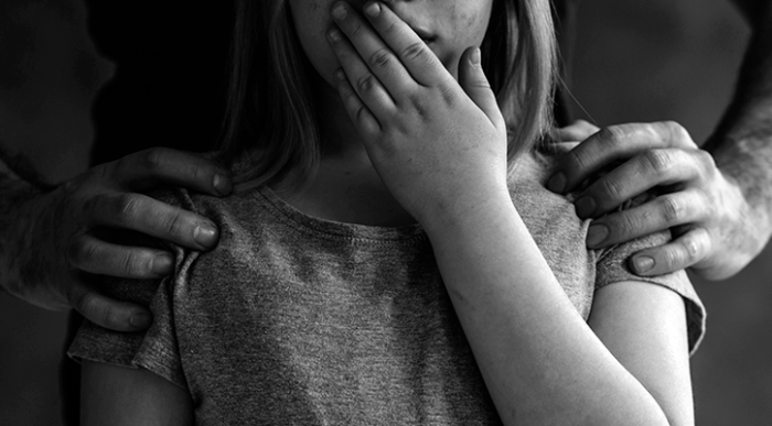 Mãe é presa após deixar filha de 13 anos namorar e ter relações com homem de 19