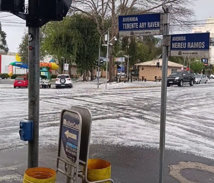 Granizo chega ao Norte de SC e deixa cidade coberta de gelo branco