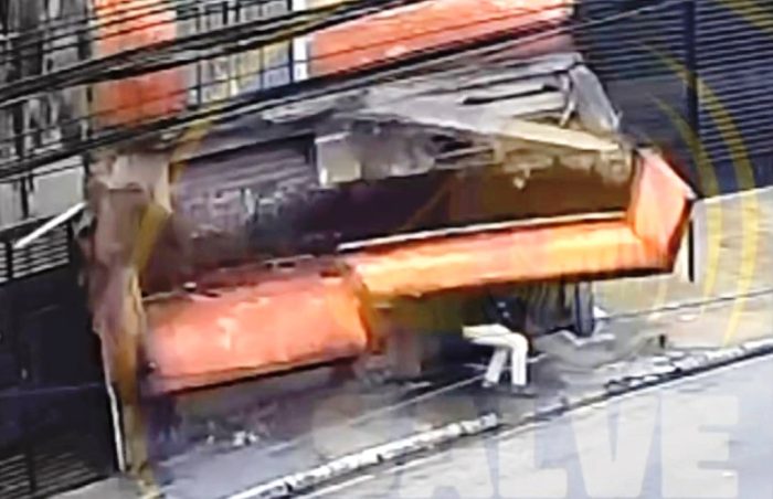 Vídeo: marquise desaba e mata pedestre de 74 anos em São Paulo