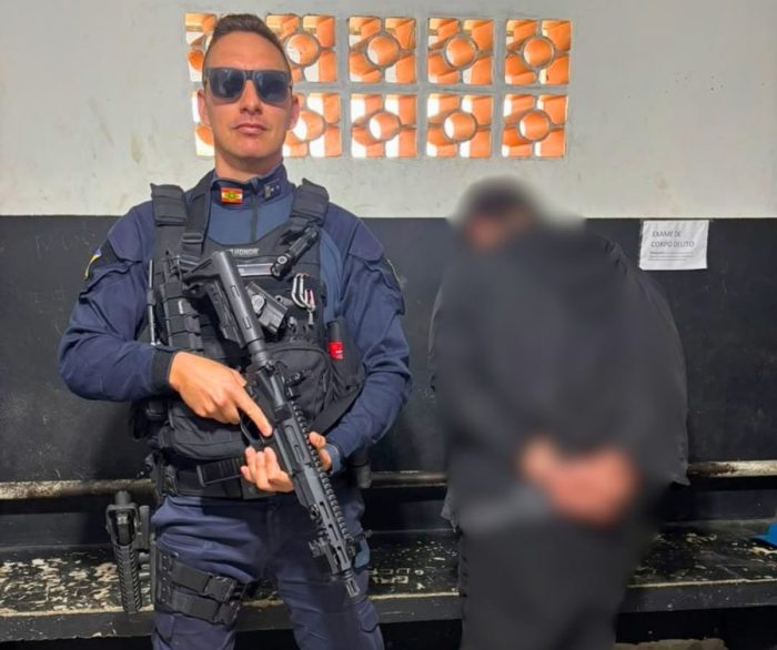 Homem com tornozeleira é detido após furtar carnes e bebidas em supermercado